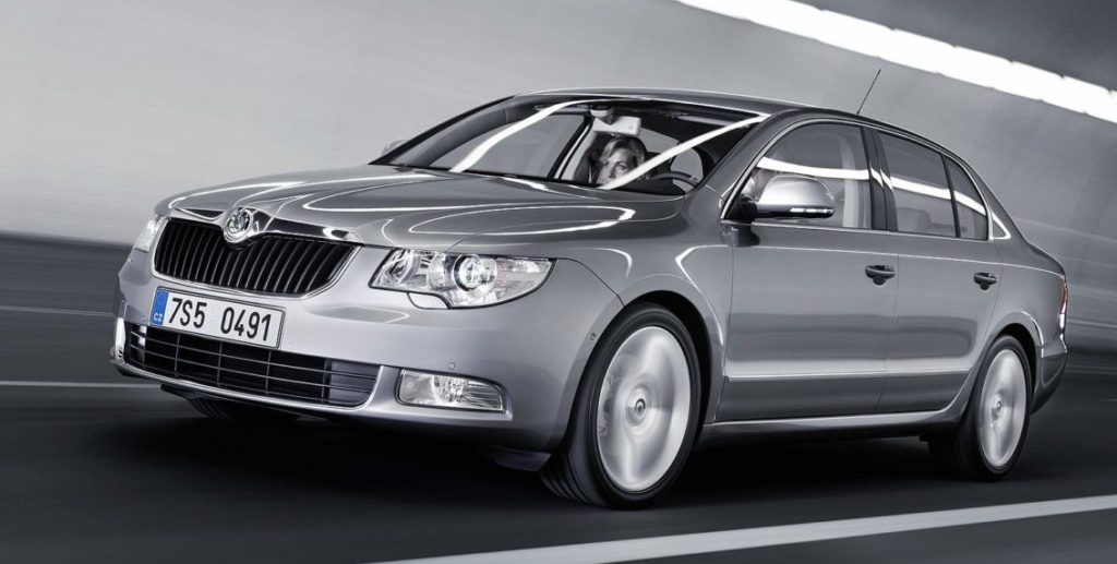 Skoda Superb Ölwechsel | Kosten, Welches Öl, Anleitung & Intervalle