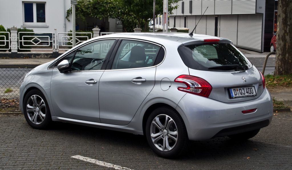 Peugeot 208 Ölwechsel | Kosten, Welches Öl, Anleitung & Intervalle ...