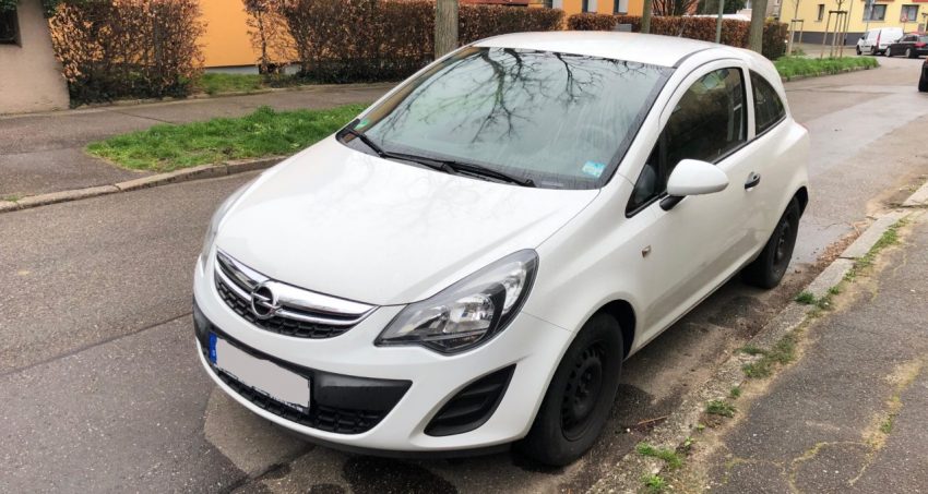 Frontansicht Weißer Opel Corsa D Schaltgetriebe