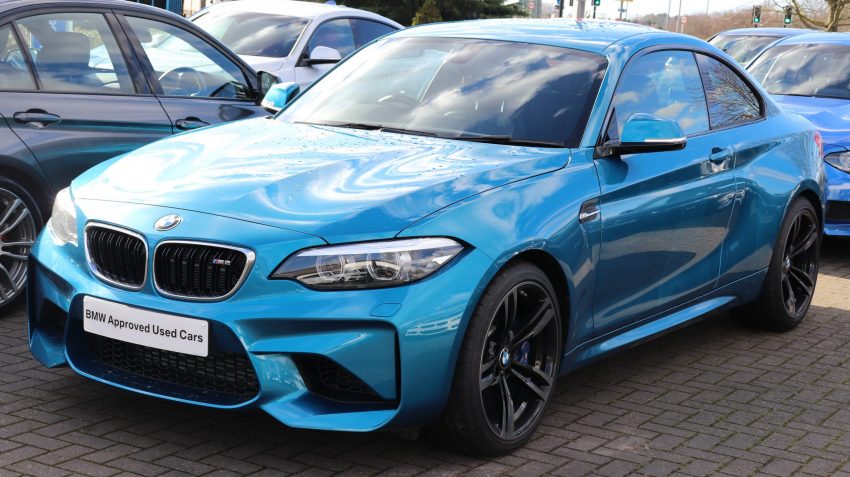 Frontansicht Blauer BMW M2 Frontansicht