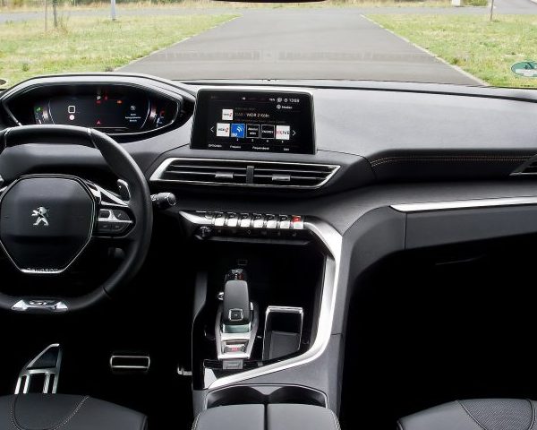 Innenansicht eines Peugeot 5008 mit Navi-Bildschirm