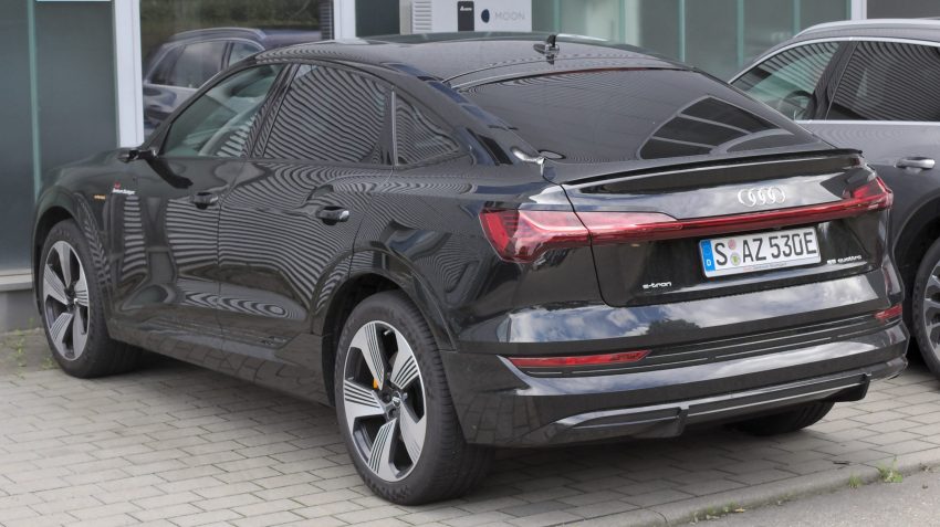 Heckansicht schwarzer Audi e-tron Sportback MJ 2020