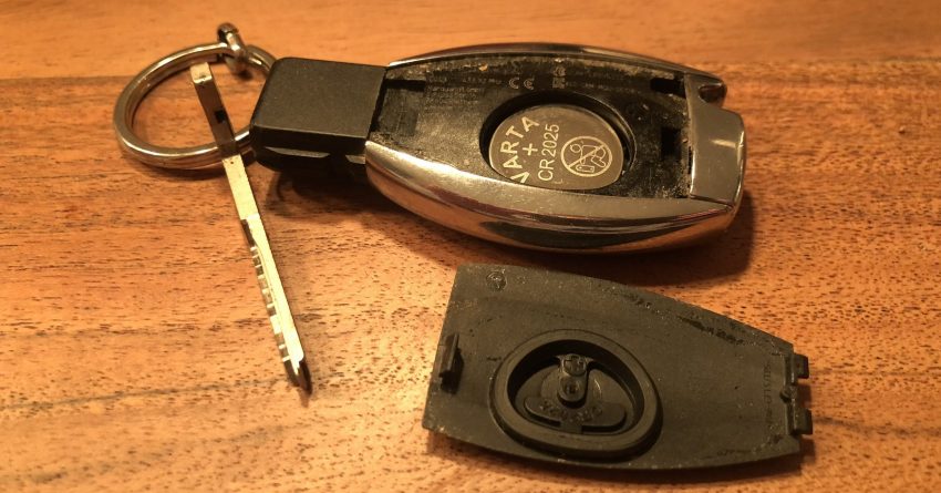 Aufgeklappter Funkschlüssel (Mercedes-Benz) mit CR2025 Schlüsselbatterie