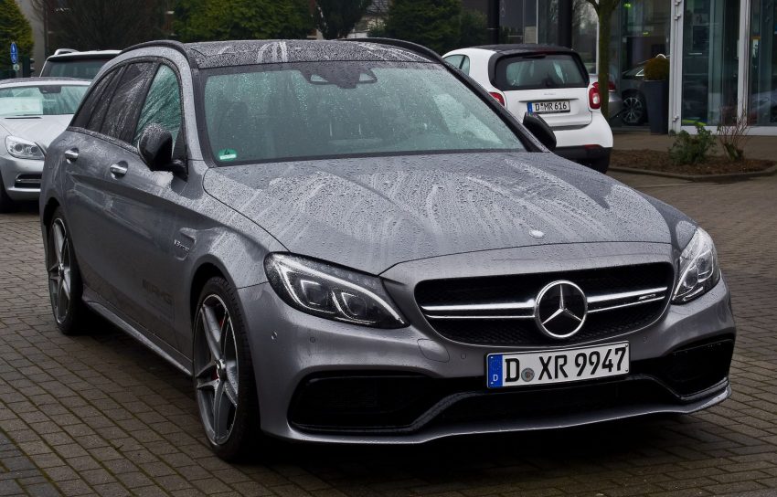 Silberne Mercedes C Klasse Typ 205