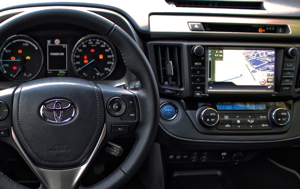 Toyota Yaris Uhrzeit Einstellen