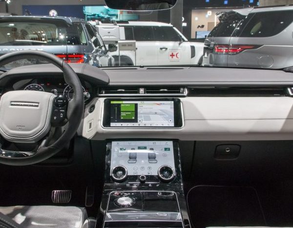 Cockpit eines Range Rover Evoque mit Navi