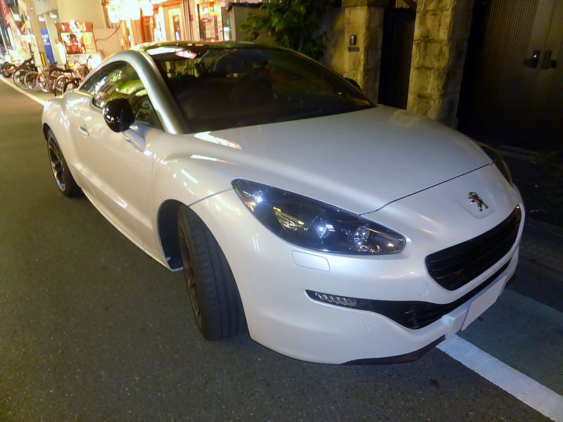 The frontview of Peugeot RCZ facelift at night.JPG