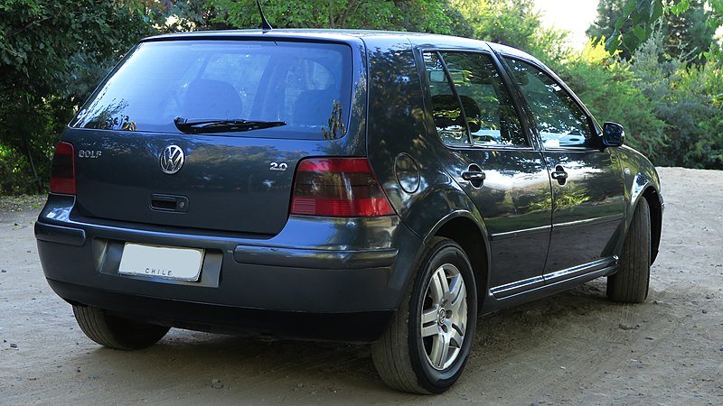 Volkswagen Golf 2.0 Highline 2001 (40099423795).jpg