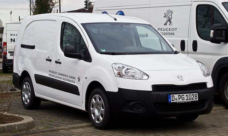 Peugeot Partner Kastenwagen e-HDi FAP 90 Avantage + (II, Facelift) – Frontansicht, 11. Februar 2013, Düsseldorf.jpg