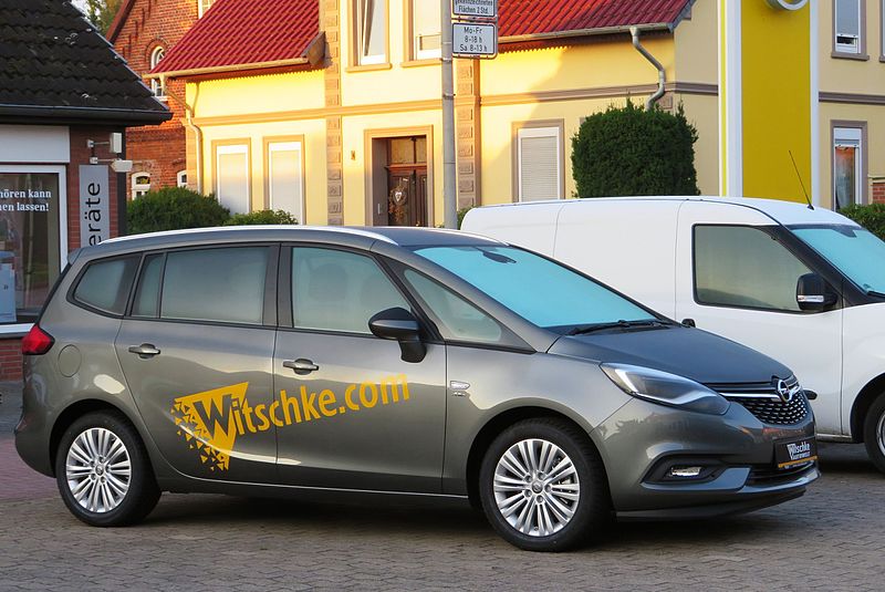 Opel Zafira post facelift 2016 with front styling more conservatively done than hitherto.jpg