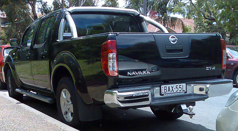 2005-2008 Nissan Navara (D40) ST-X 4-door utility 02.jpg