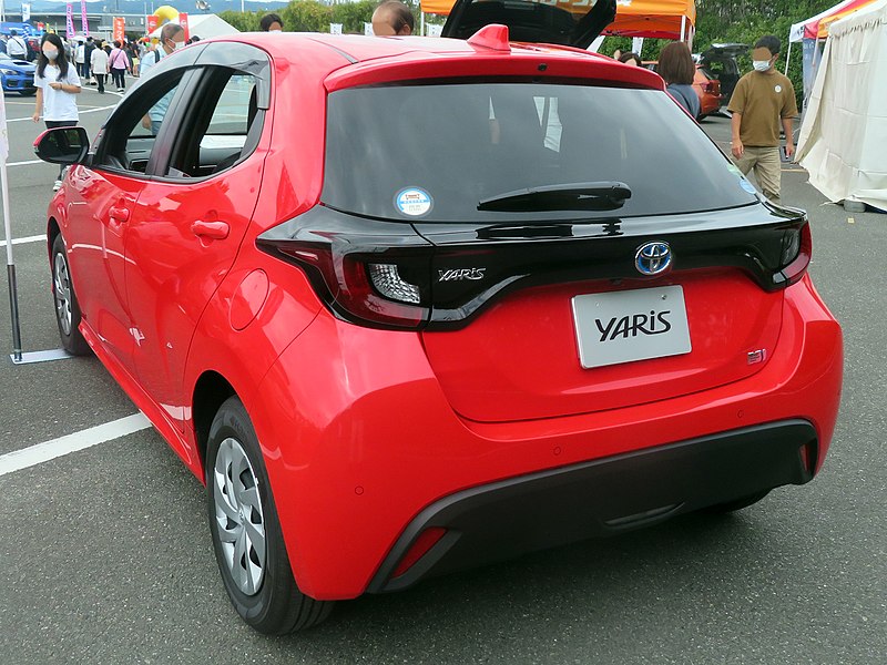 The rearview of Toyota YARIS HYBRID G 2WD (6AA-MXPH10-AHXGB).jpg