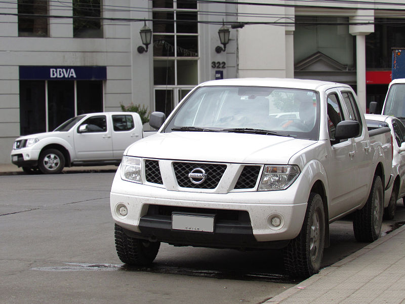 Nissan Navara SE 2012 (11360367504).jpg