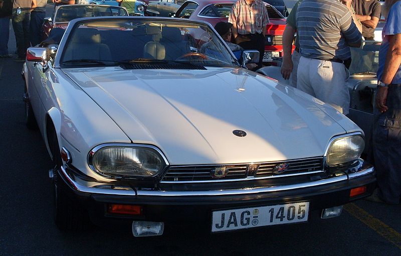 Jaguar XJS convertible (Auto classique VACM MontrÃ©al '13).jpg