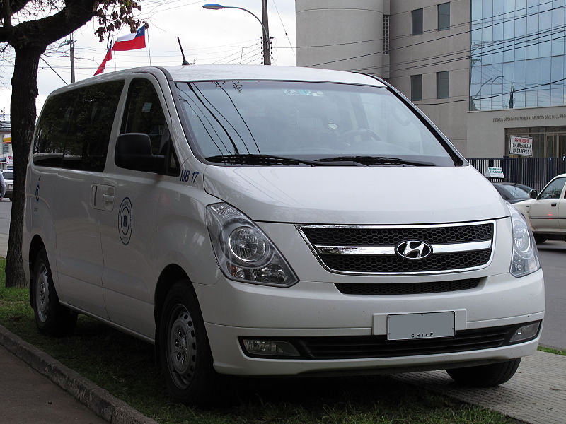 Hyundai H1 GL 2.5 CRDi 2013 (15139338959).jpg