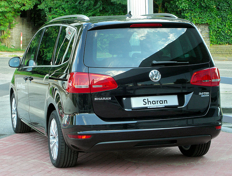 VW Sharan II 2.0 TDI BlueMotion Technology Highline rear-1 20100905.jpg
