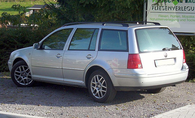 VW Bora Variant Heck silver.JPG