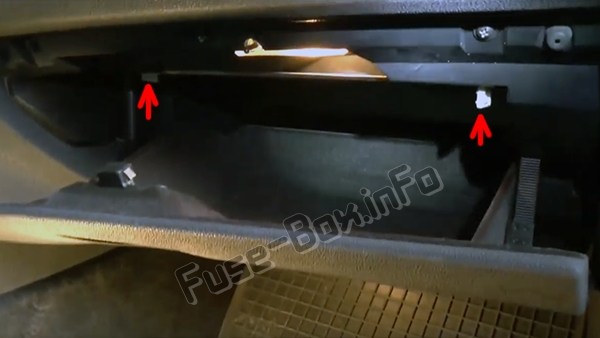 Die Position der Sicherungen im Fahrgastraum: BMW X3 (E83; 2004-2010)