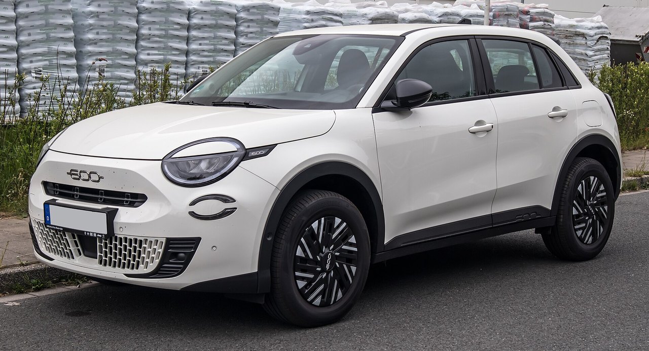 Weißer Fiat 600 Hybrid schräg von vorn