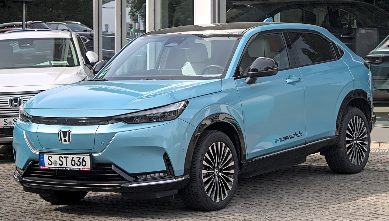 Honda e:Ny1 in Hellblau, schräg von vorn