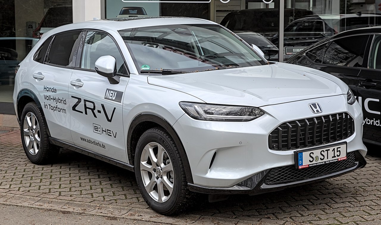 Weißer Honda ZR-V e:HEV mit Händlerbeschriftung schräg von vorn