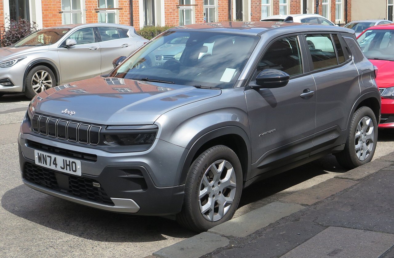 Grauer Jeep Avenger in der Schrägansicht von vorn
