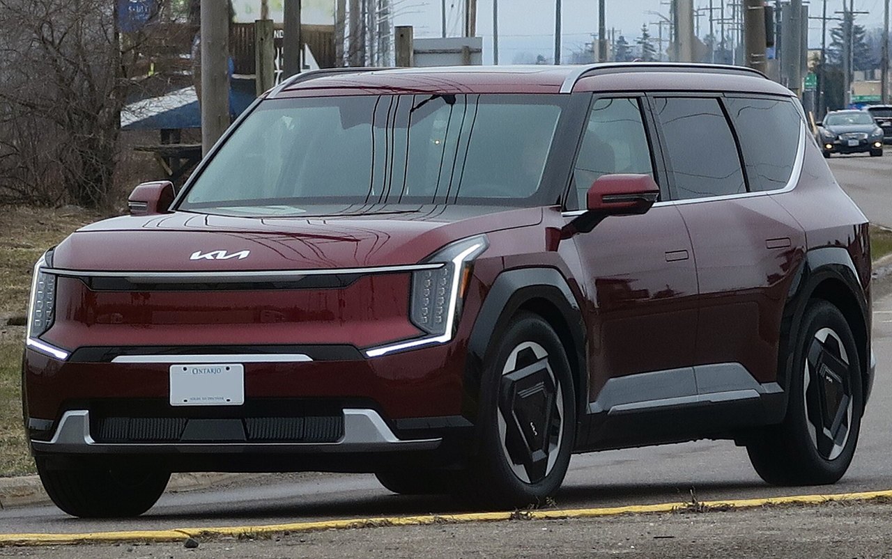 Kia EV9 in Rot, schräg von vorn