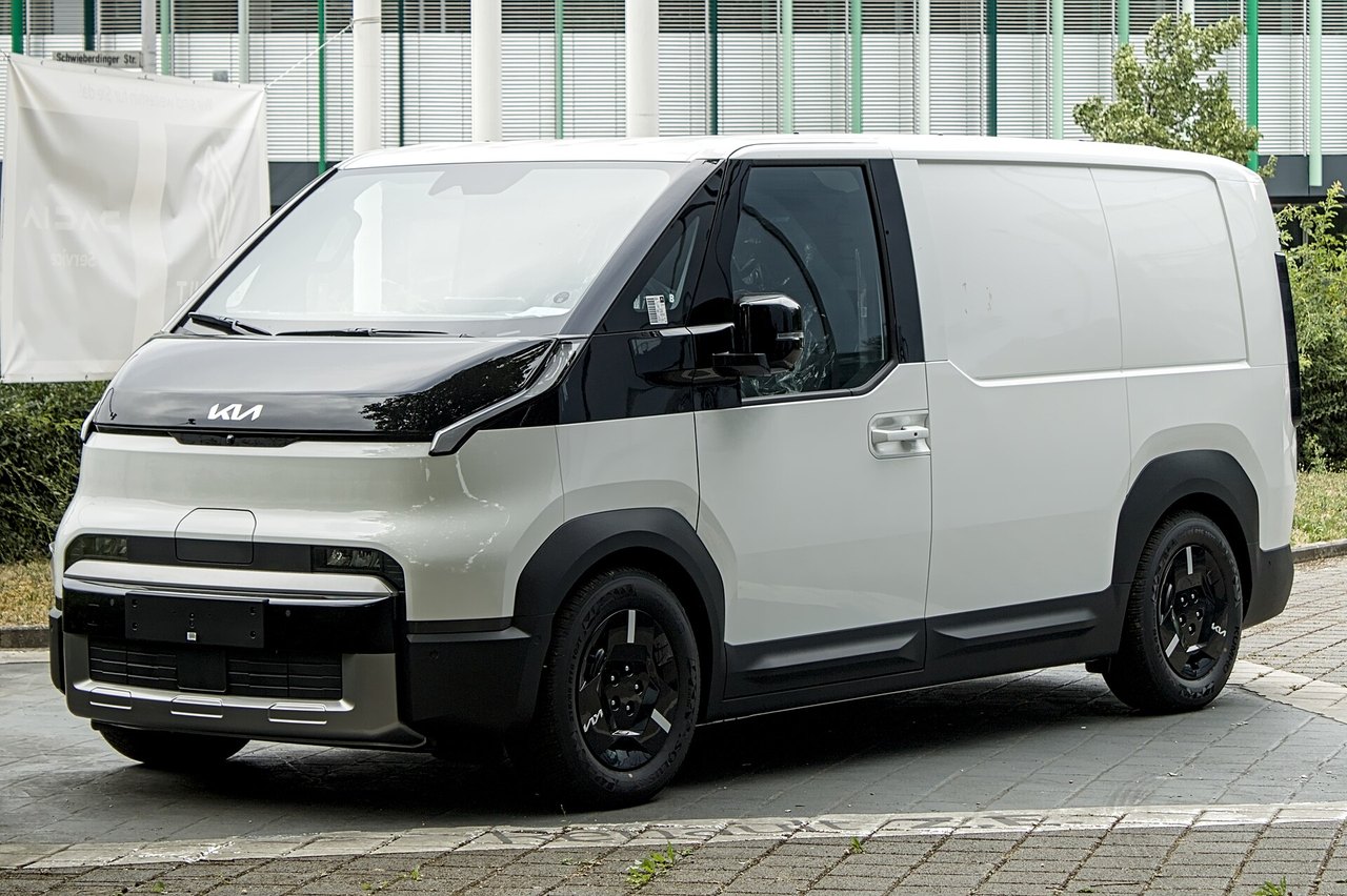Weißer Kia PV5 Cargo mit schwarzer Fronthaube schräg von vorn