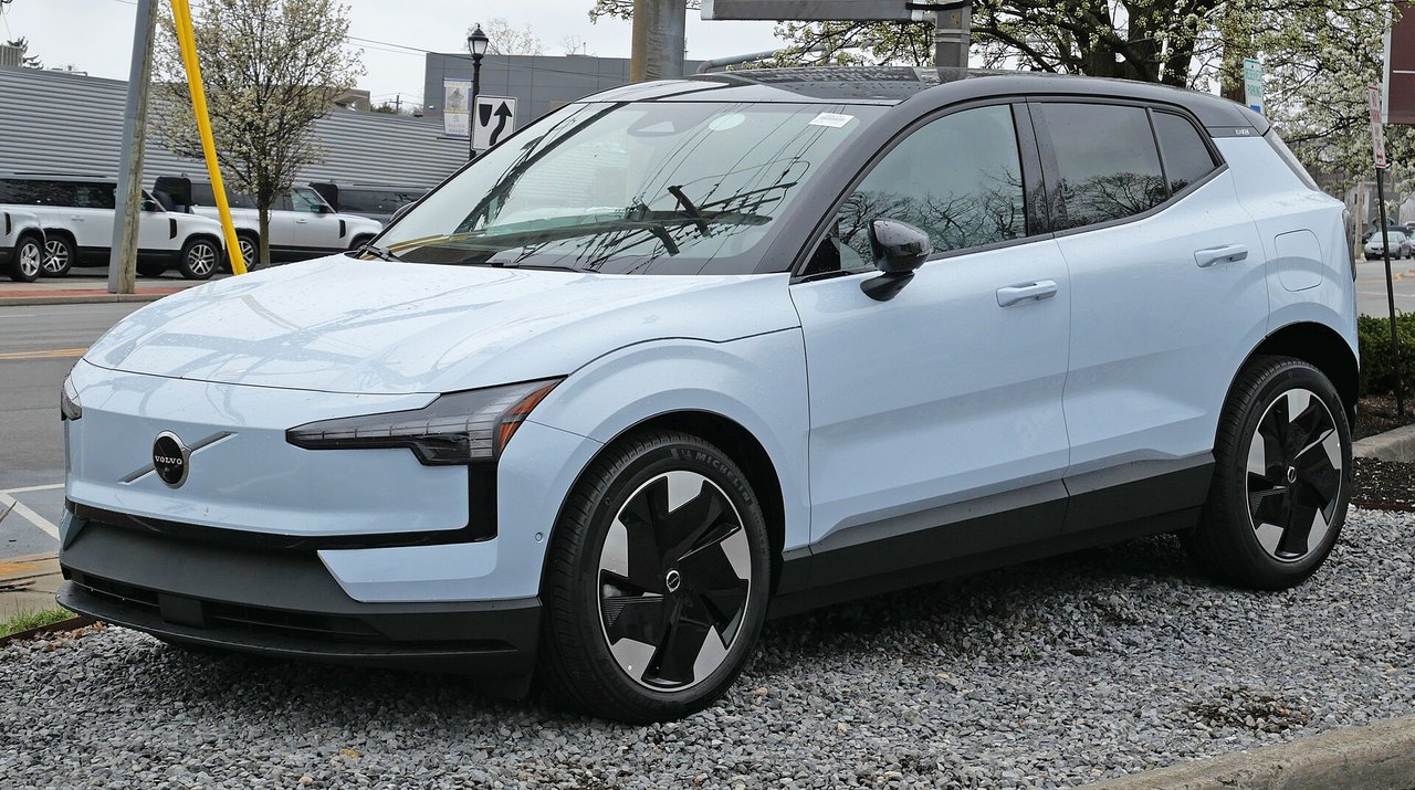 Volvo EX30 in Hellblau, schräg von vorn